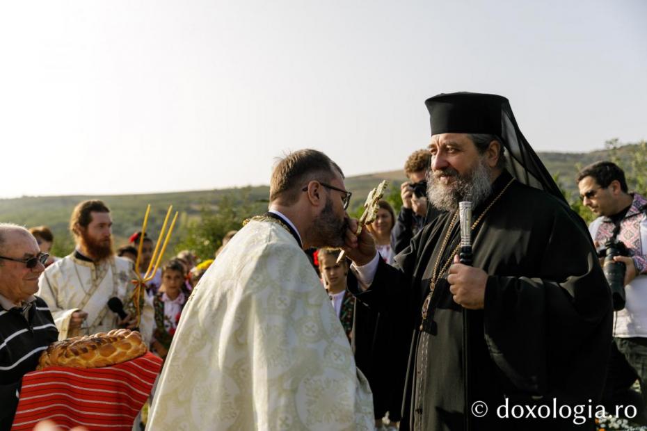 Întâmpinarea ierarhului / Foto: pr. Silviu Cluci