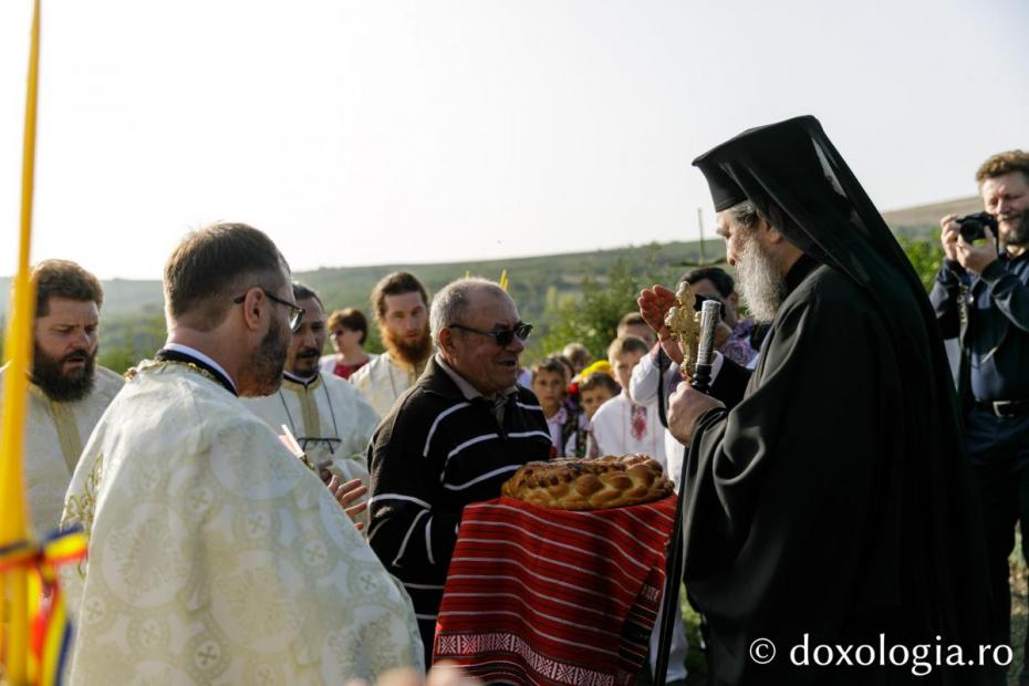 Întâmpinarea ierarhului / Foto: pr. Silviu Cluci