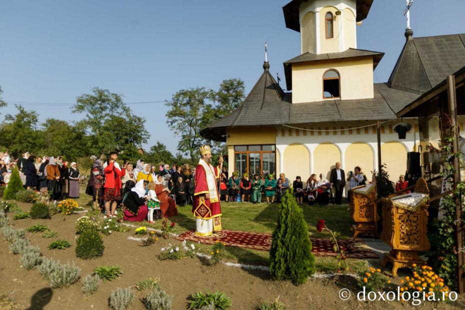 PS Nichifor Botoșăneanul săvârșind Sfânta Liturghie / Foto: pr. Silviu Cluci