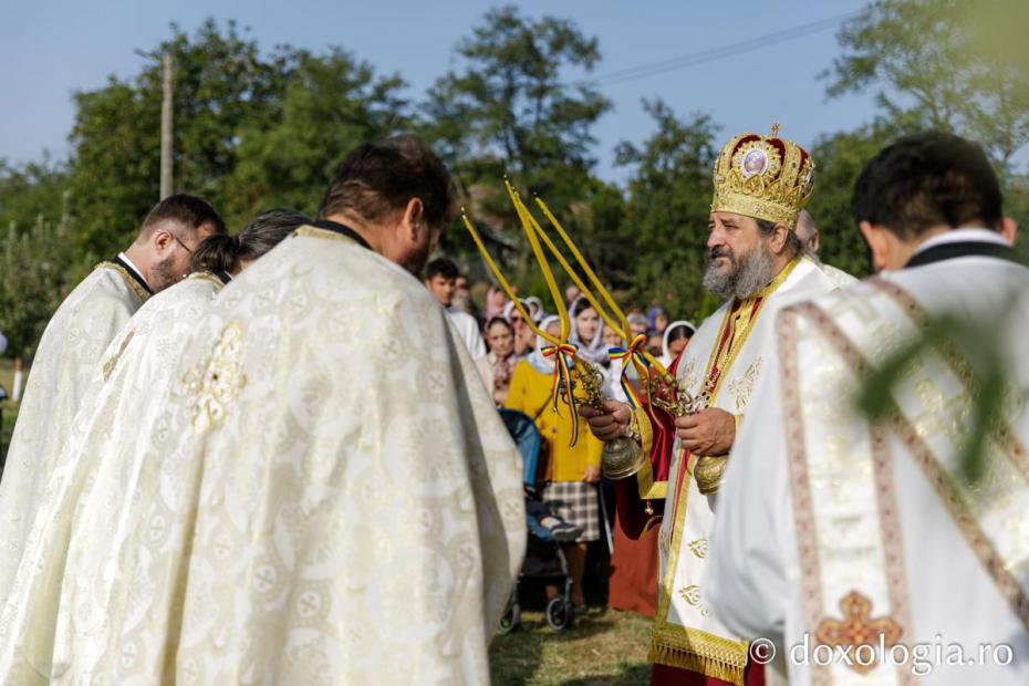 PS Nichifor Botoșăneanul săvârșind Sfânta Liturghie / Foto: pr. Silviu Cluci