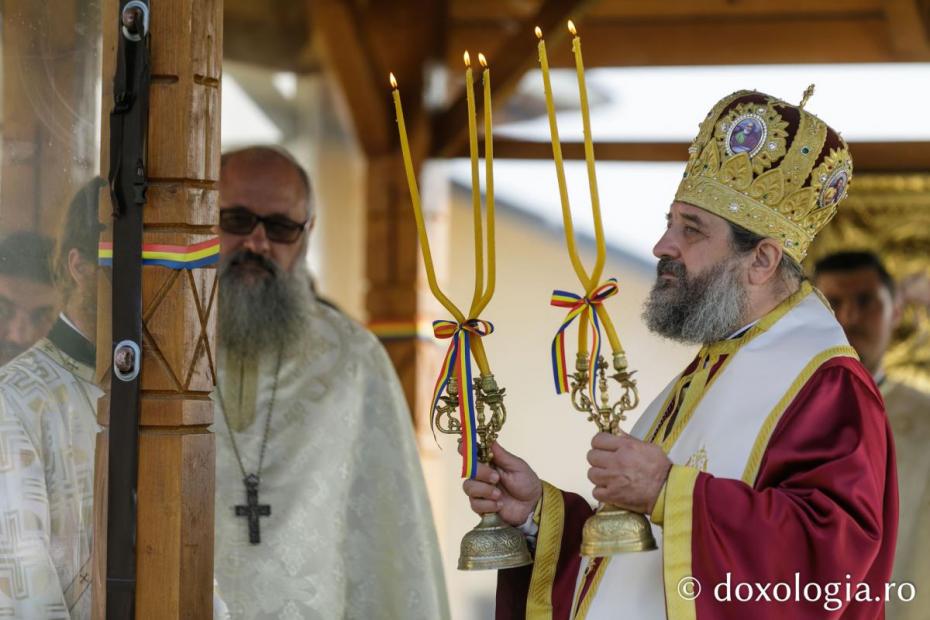 PS Nichifor Botoșăneanul săvârșind Sfânta Liturghie / Foto: pr. Silviu Cluci