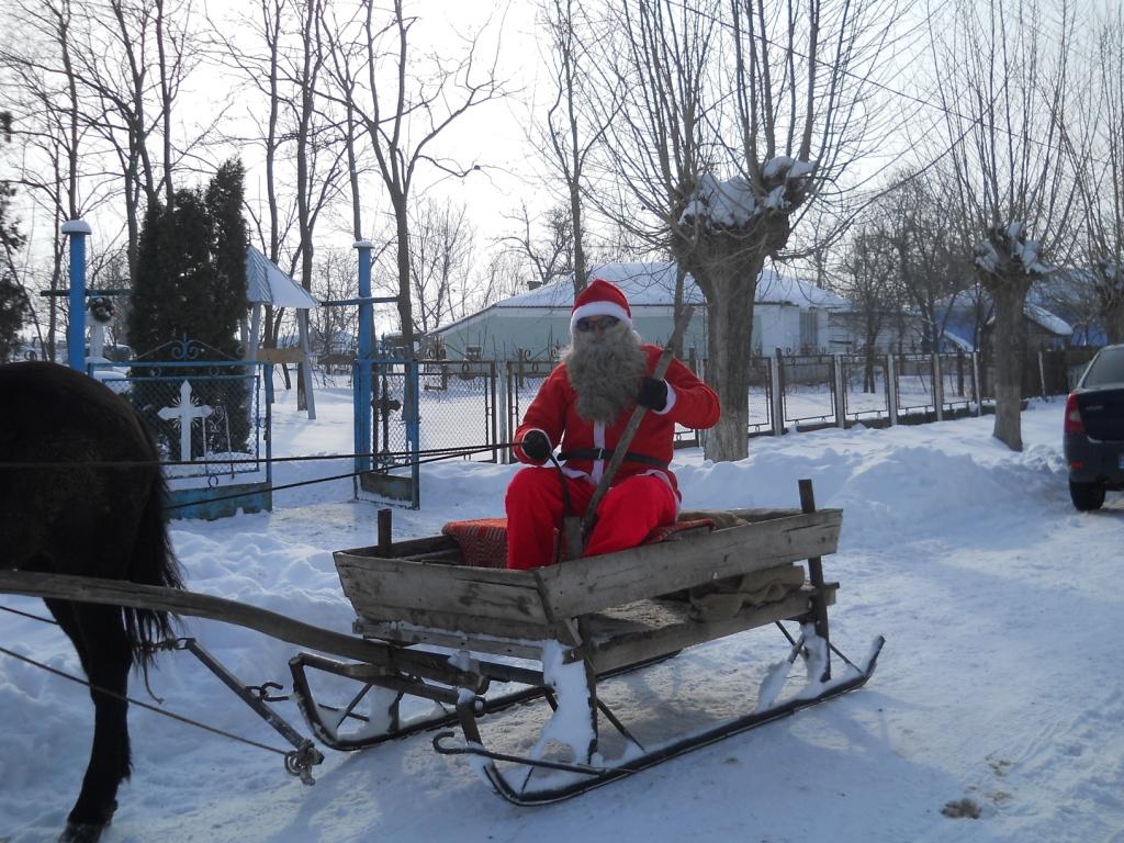 Mos Craciun cu plete dalbe